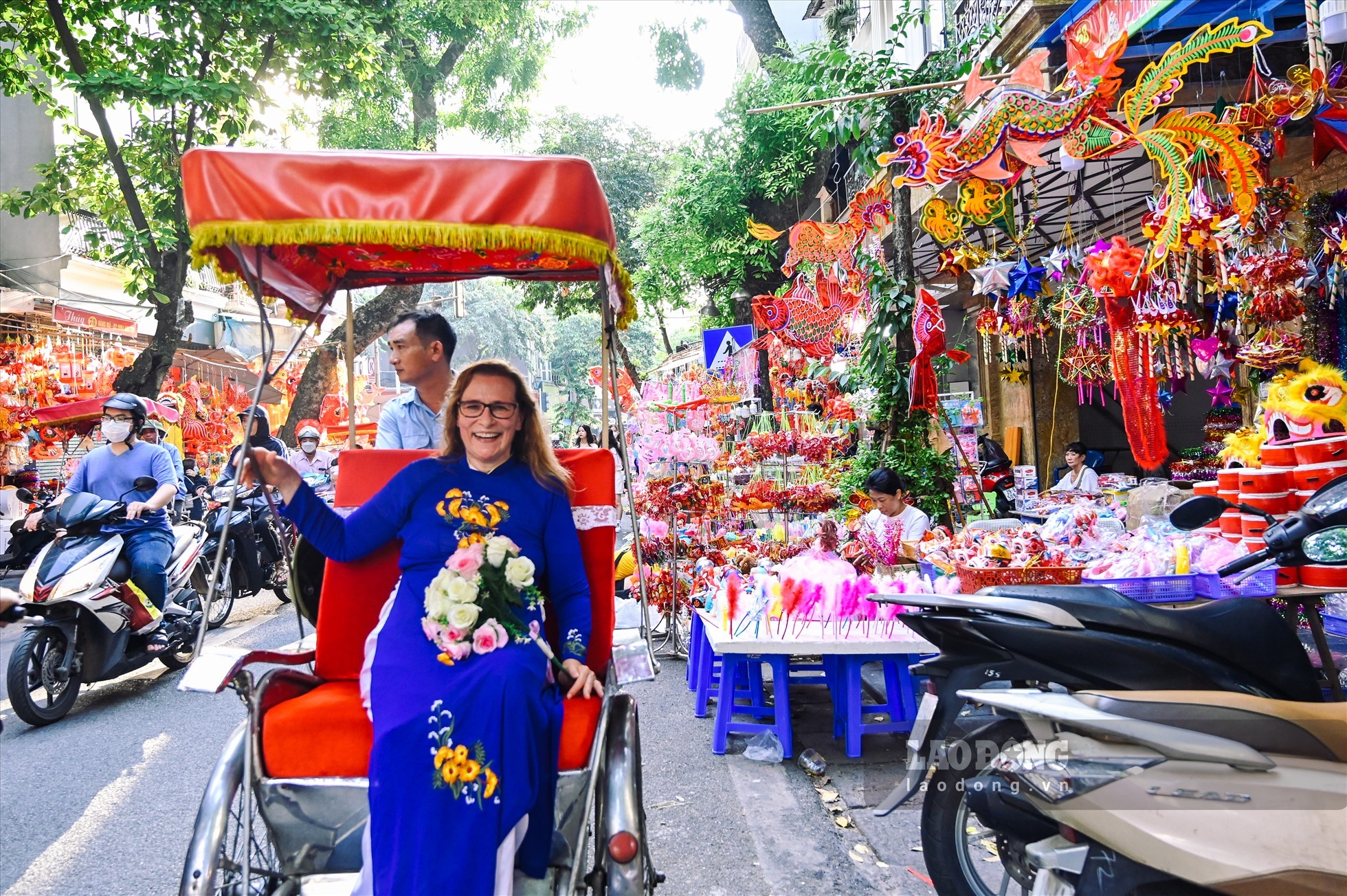 Khách nước ngoài thích thú với trải nghiệm đón Trung Thu ở phố cổ Hà Nội. Ảnh: Nguyễn Hải