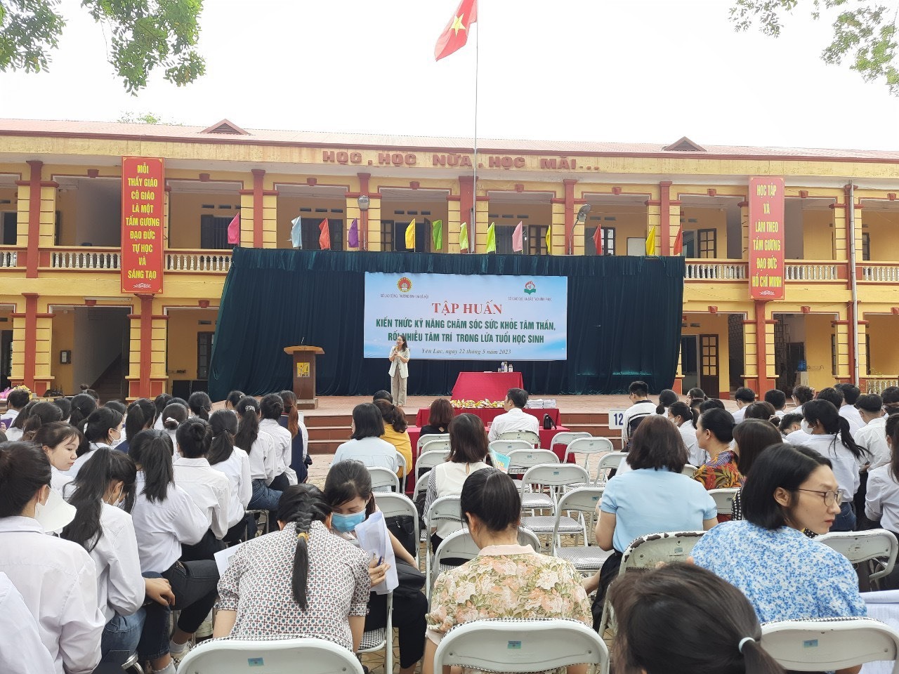 Thạc sỹ Lưu Thị Phương Loan chia sẻ trong chương trình tập huấn chăm sóc sức khỏe tâm thần học đường tại các trường THCS và THPT tỉnh Vĩnh Phúc. Ảnh: Nhân vật cung cấp