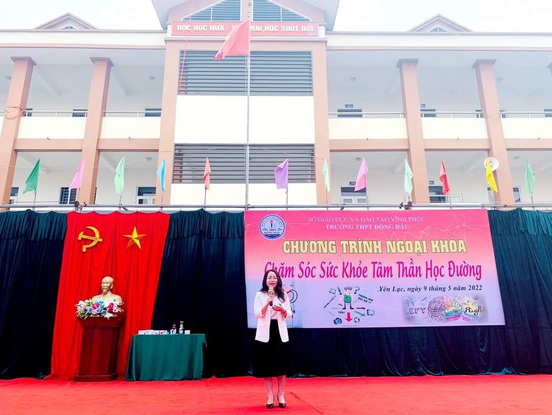 Thạc sỹ Lưu Thị Phương Loan chia sẻ trong chương trình tập huấn chăm sóc sức khỏe tâm thần học đường tại các trường THCS và THPT tỉnh Vĩnh Phúc. Ảnh: Nhân vật cung cấp