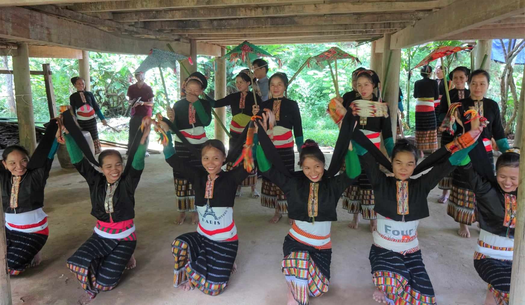 Một tiết mục múa của các cô gái Thái ở Hạnh Dịch, Quế Phong. Ảnh: Bùi Hào