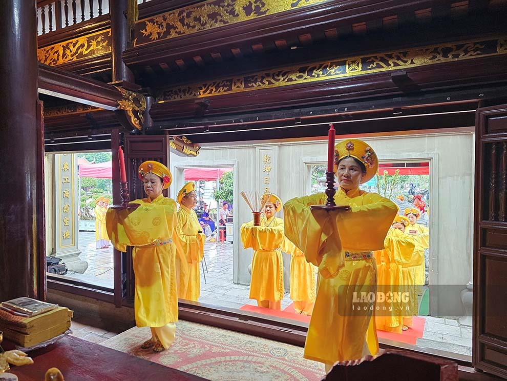 Từ 9h30 – 11h, đội tế nữ thực hiện lễ dâng hương tại Đền Mẫu, Đền Trung Thiên Long Mẫu.