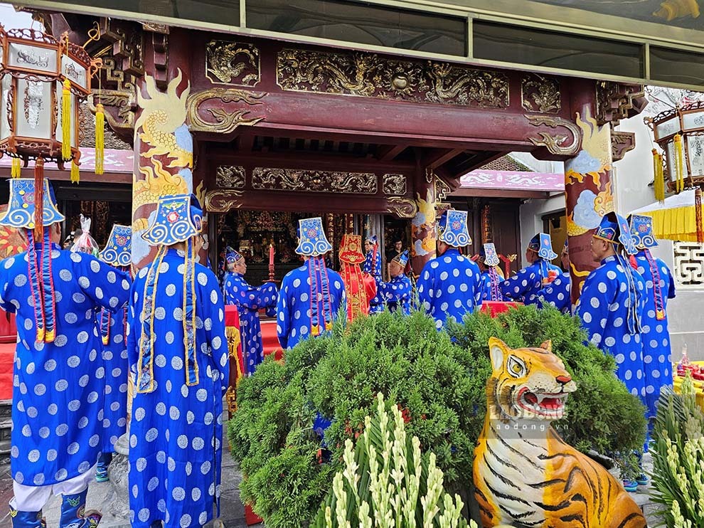 Đúng 7h, ban tổ chức khai mạc lễ hội và thực hiện nghi lễ dâng hương tưởng niệm tại Đền Thượng