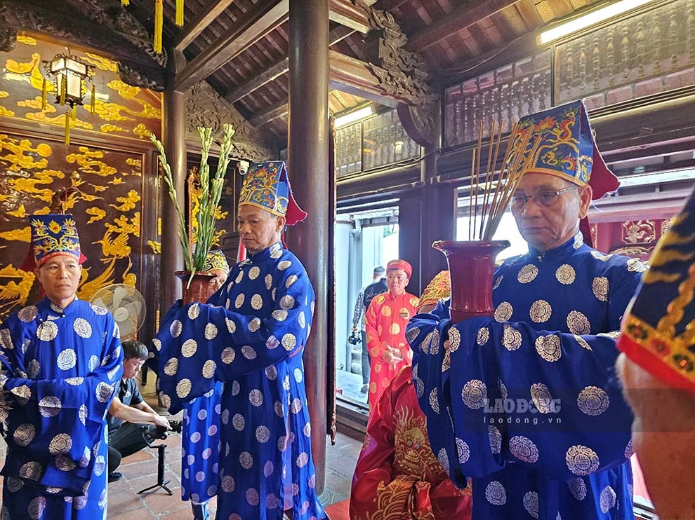 Từ 8h đến 11h diễn ra lễ tế Hưng Nhượng Đại Vương Trần Quốc Tảng và các nhân thần tại Đền Thượng, Đền Trung Thiên Long Mẫu và Đền Mẫu.