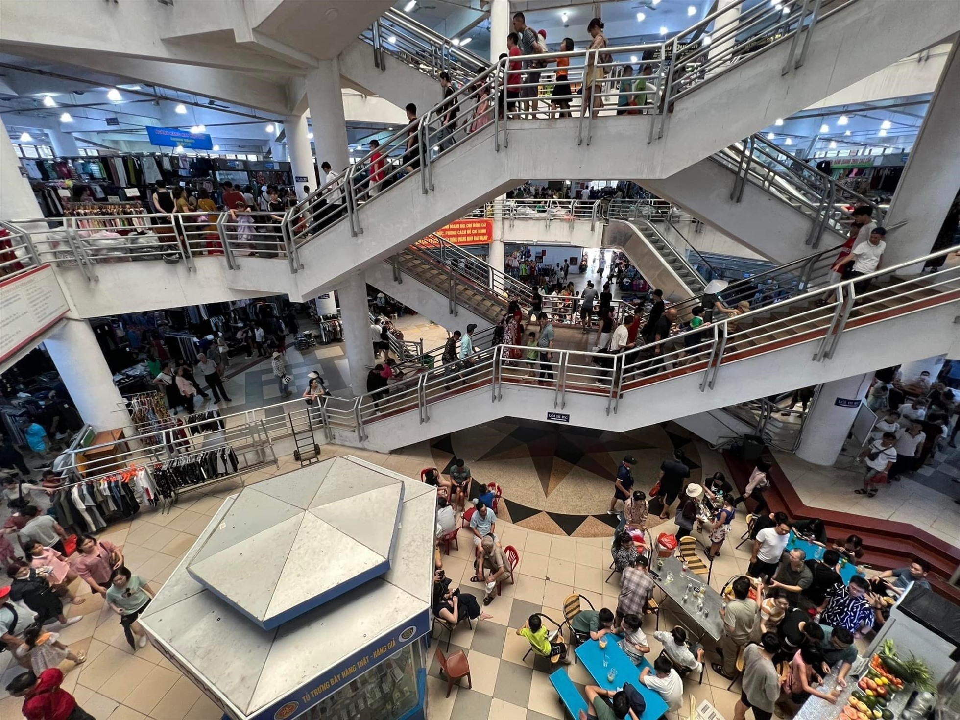 Một số chợ và trung tâm thương mại TP. Móng Cái tiếp đón lượng khách du lịch tăng đột biến. Ảnh chụp sáng ngày 2.9 chợ Trung tâm Móng Cái (Chợ 1).