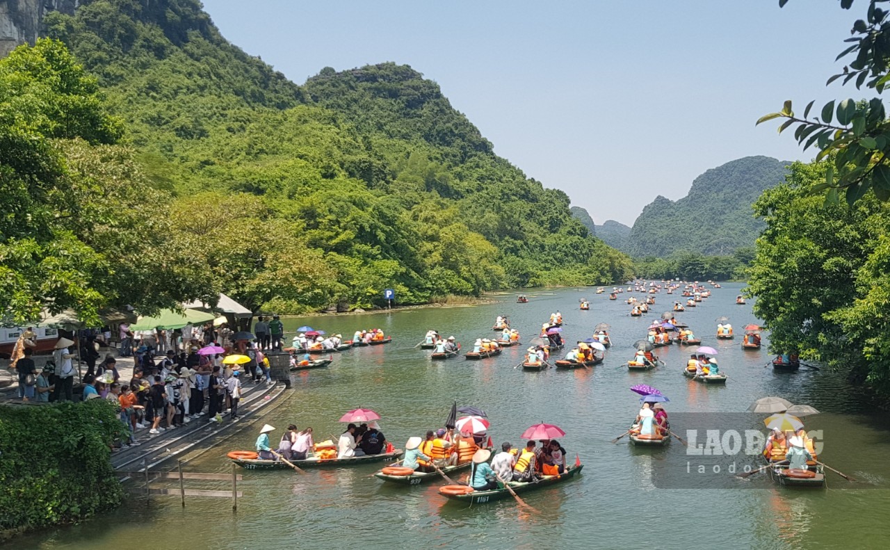 Bến thuyền Tràng An luôn đông khách đợi thuyền. Ảnh: Diệu Anh