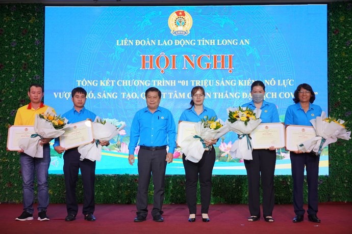 Chủ tịch LĐLĐ tỉnh Long An Nguyễn Văn Quí tặng Bằng khen cho các tập thể, cá nhân. Ảnh: An Long