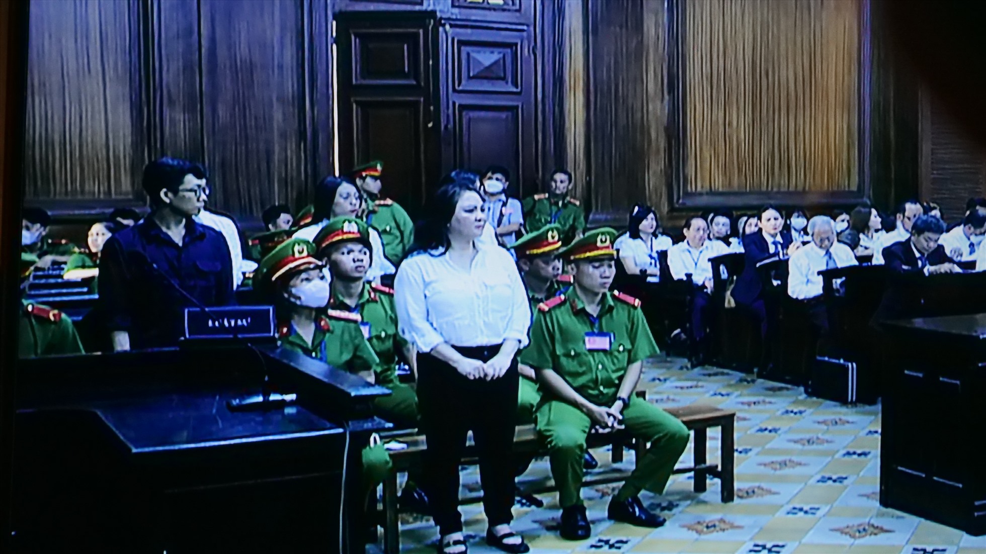 Bị cáo Nguyễn Phương Hằng tại phiên bản xét xử sơ thẩm sáng 21.9. Ảnh: Di Py.