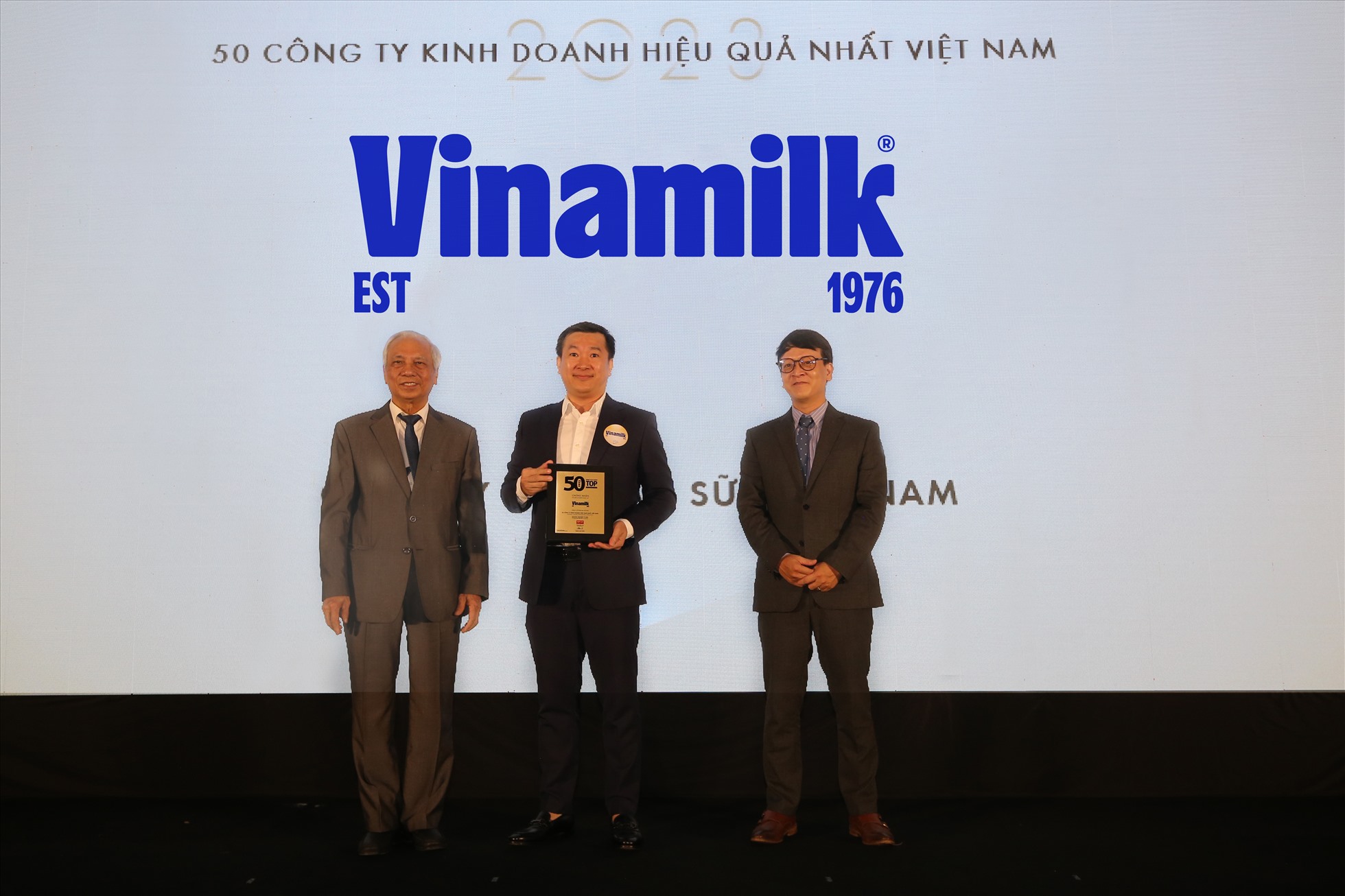 Ông Đỗ Thanh Tuấn - Giám đốc Đối ngoại Vinamilk - nhận danh hiệu Top 50 Công ty kinh doanh hiệu quả nhất Việt Nam. Ảnh: Vinamilk