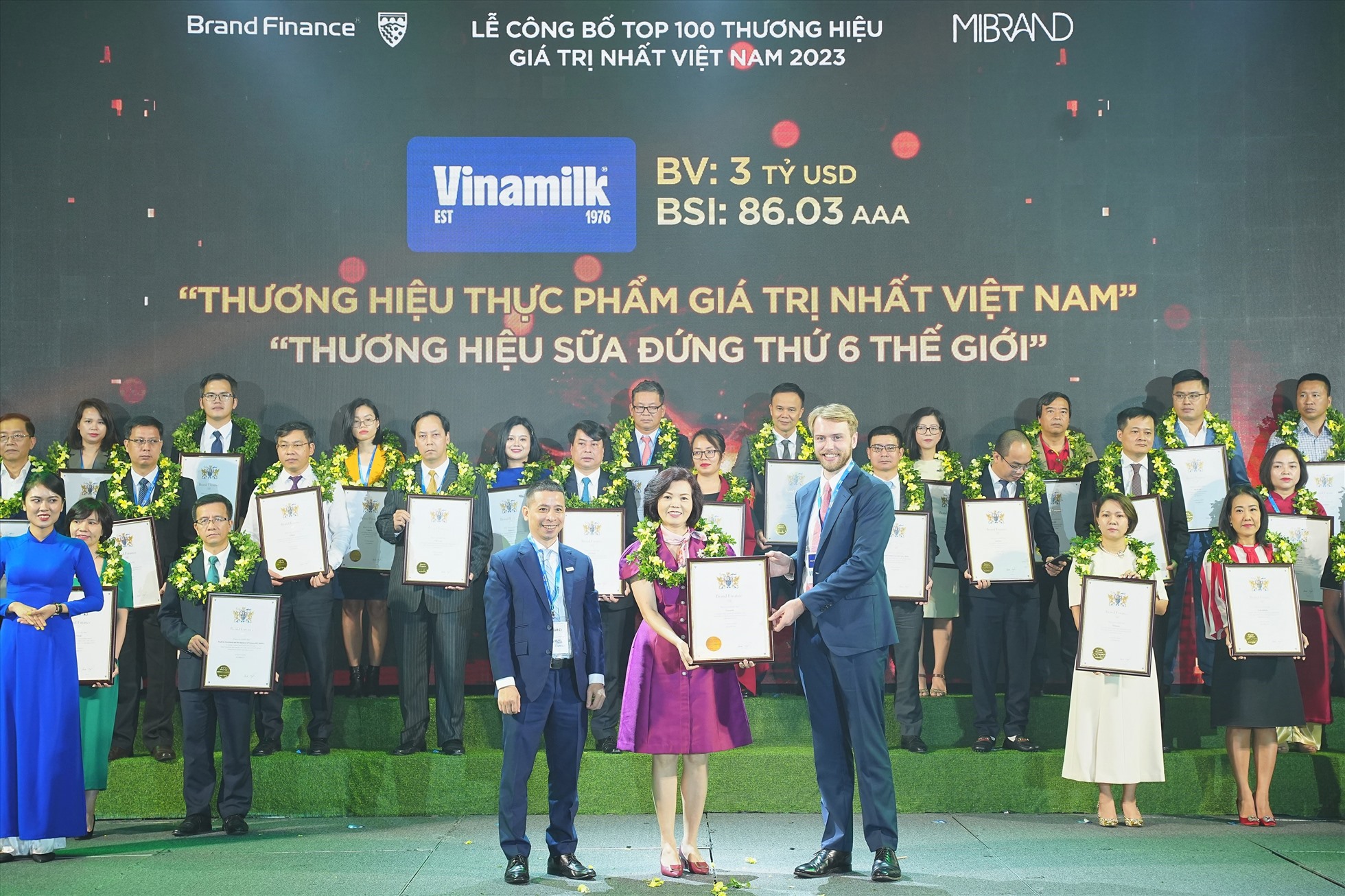 Bà Bùi Thị Hương, Giám đốc Điều hành Nhân sự - Hành chính - Đối ngoại, đại diện Vinamilk đón nhận các chứng nhận từ Brand Finance. Ảnh: Mibrand