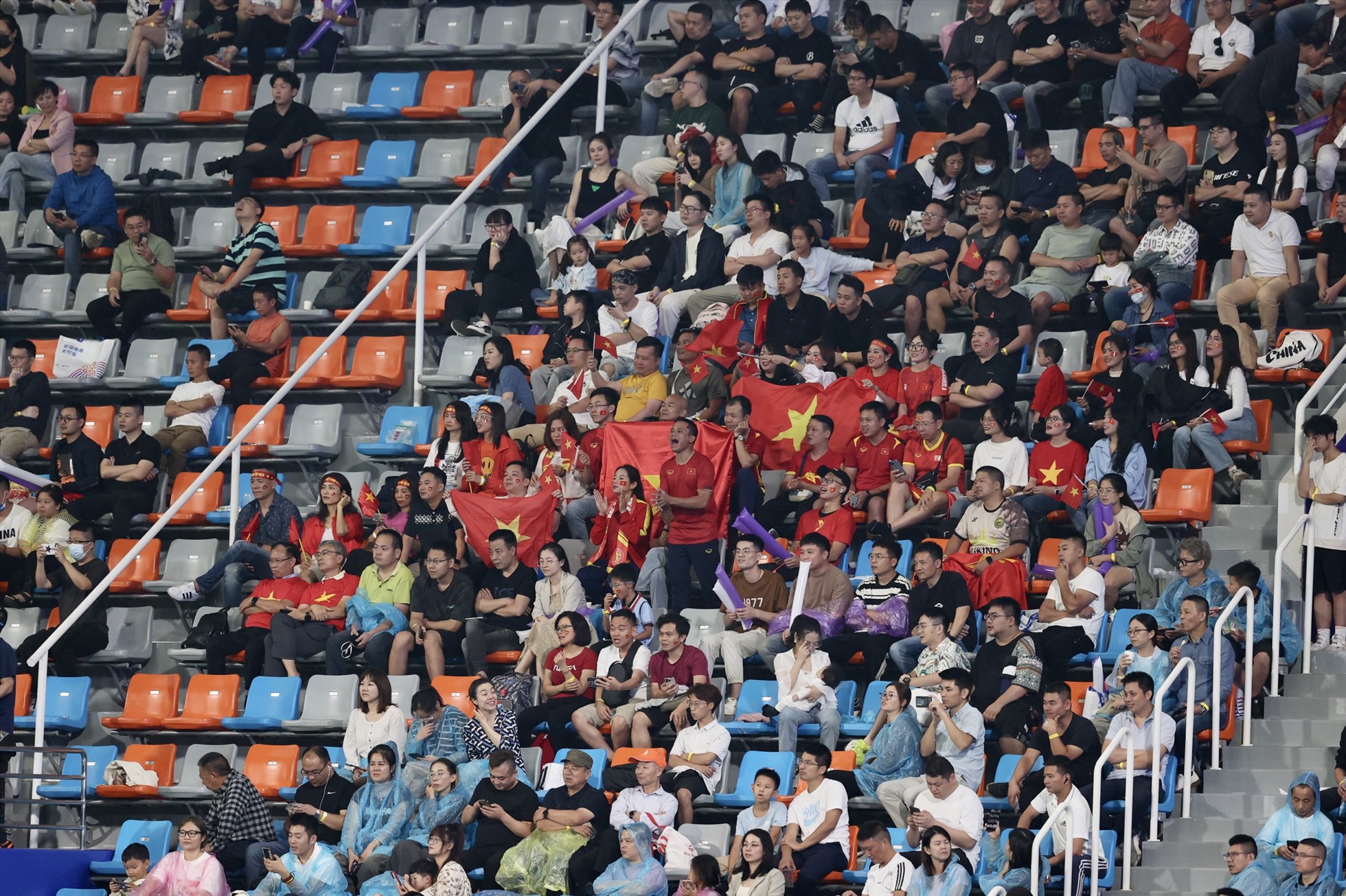 Khán giả cổ vũ Olympic Việt Nam. Ảnh: Linh Hoàng