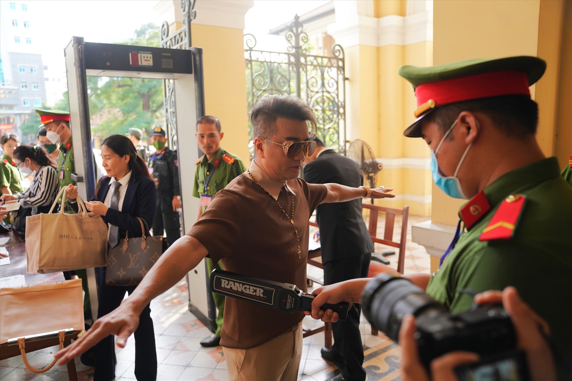 Gần 8h ngày 21/9, ca sĩ Đàm Vĩnh Hưng xuất hiện tại khuôn viên TAND TPHCM để dự phiên xét xử bà Nguyễn Phương Hằng và các đồng phạm (Ảnh: Hải Long).