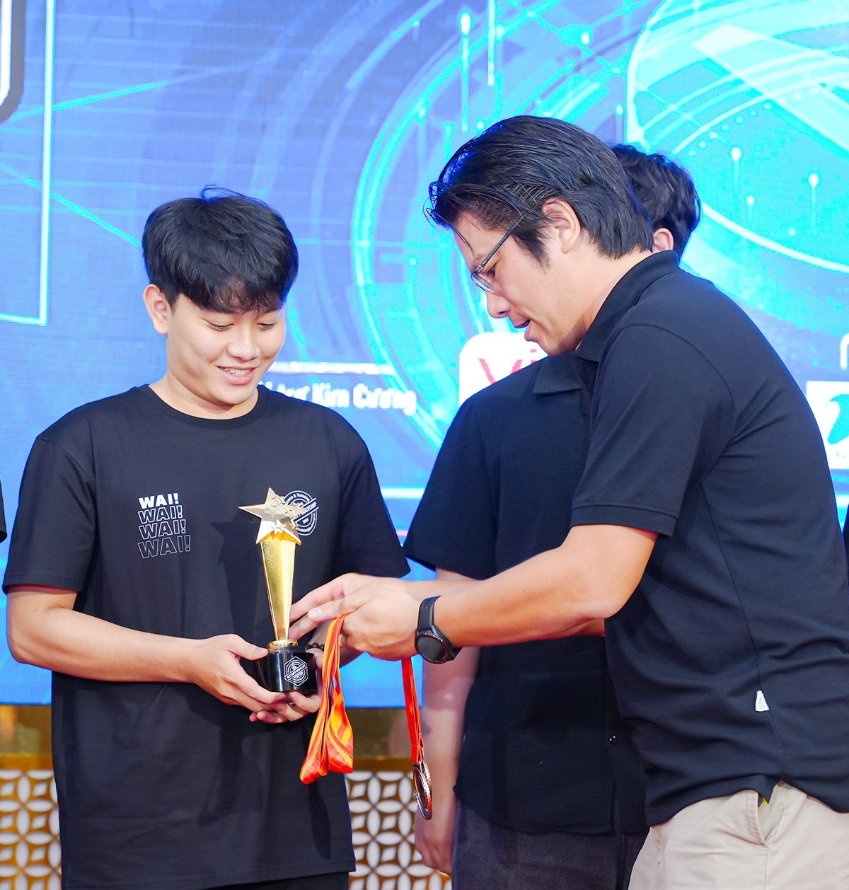 Ban tổ chức trao giải Ba cho đội “ISITDTU” đến từ Đại học Duy Tân. Ảnh: Đại học Duy Tân