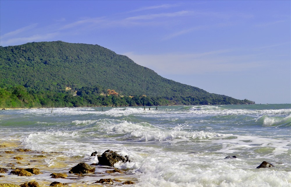 Chùa Hộ Quốc nằm cuối mõm núi sát biển nên nhìn từ xa, ngôi chùa như nổi trên mặt sóng. Ảnh: Lục Tùng.