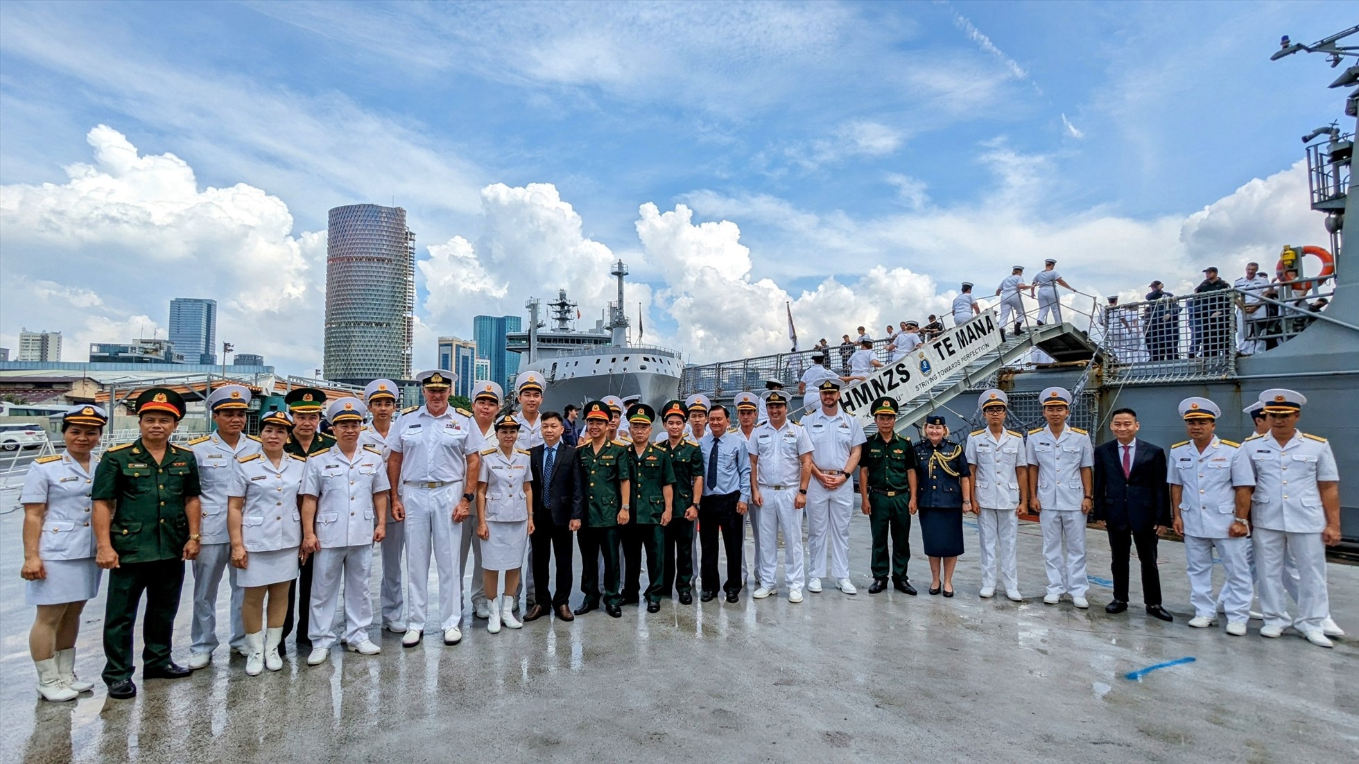 Hai tàu hải quân Hoàng gia New Zealand đang tiến hành các cuộc diễn tập thường lệ ở Đông Nam Á trong đợt triển khai hải quân lớn nhất của Lực lượng Quốc phòng New Zealand tới khu vực Ấn Độ Dương - Thái Bình Dương. Đồng thời, thực hiện một số chuyến thăm mang tính chất “Ngoại giao Quốc phòng”, bao gồm chuyến thăm tới Việt Nam. Đây là lần đầu tiên hai tàu hải quân Hoàng gia New Zealand cùng thăm Việt Nam