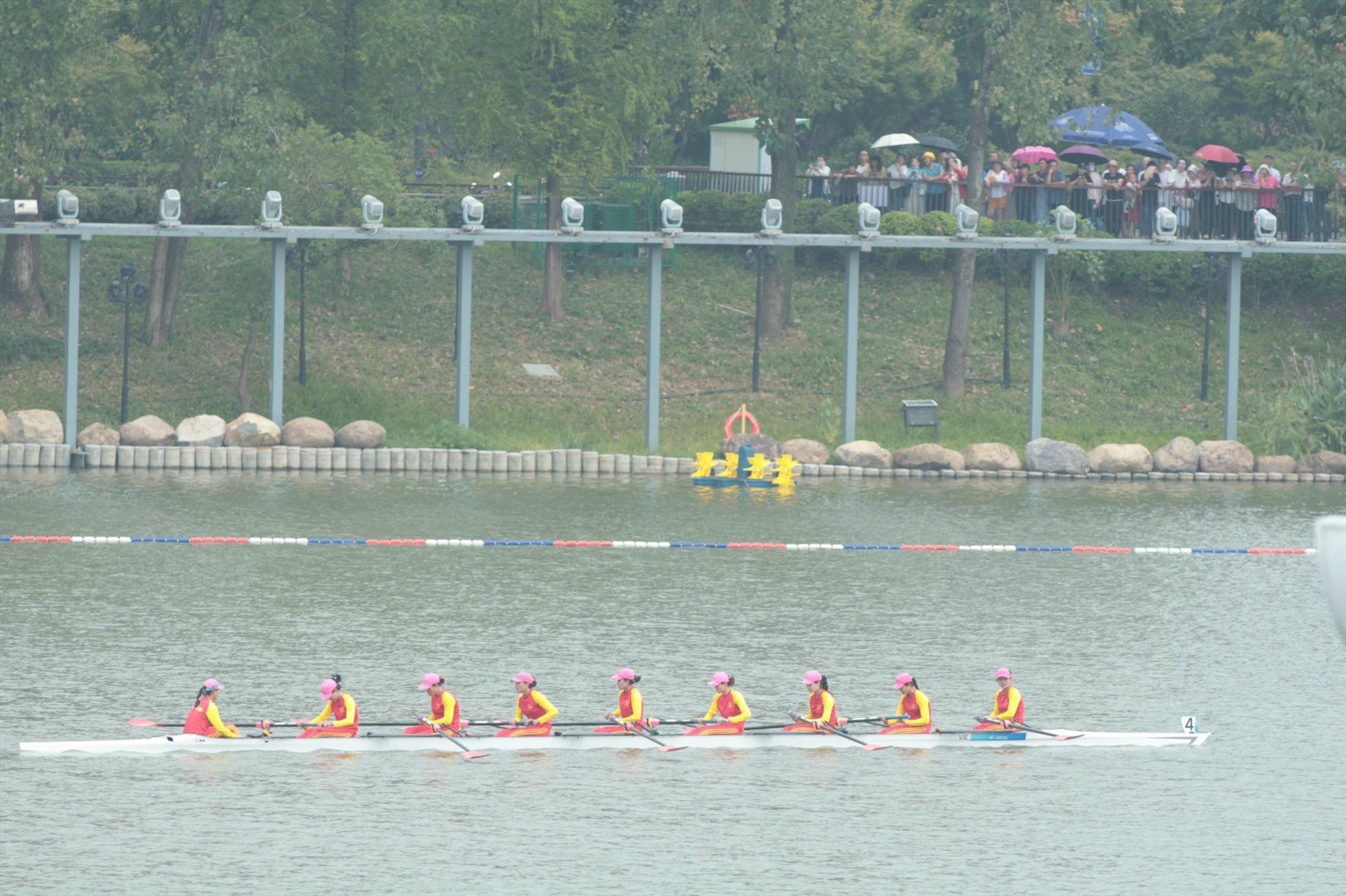 Các vận động viên giành huy chương đồng rowing nội dung thuyền 8 nữ. Ảnh: Bùi Lượng