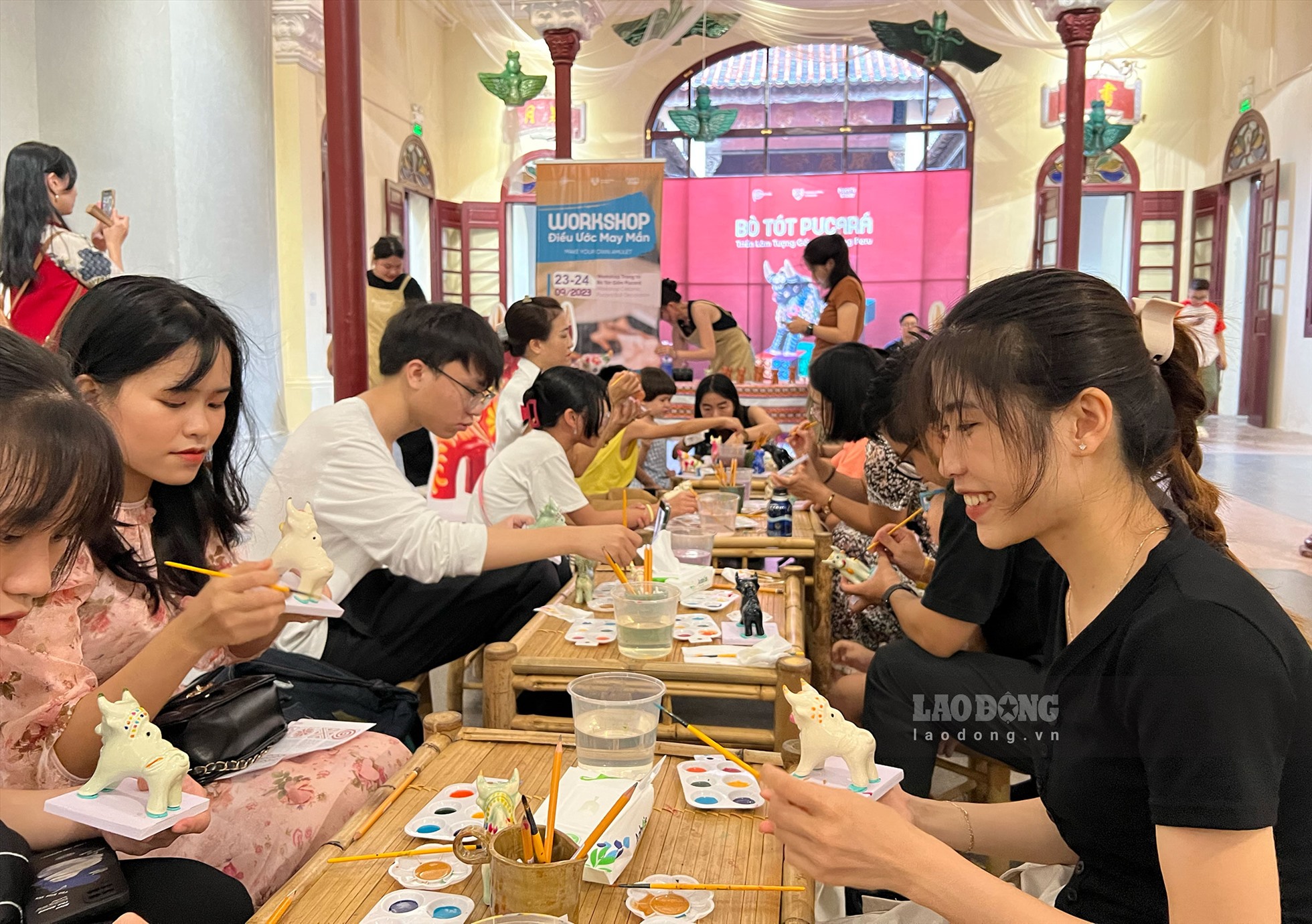 Du khách trải nghiệm vẽ tượng bò tót Pucará tại triển lãm ở Hà Nội. Ảnh: An Đạt