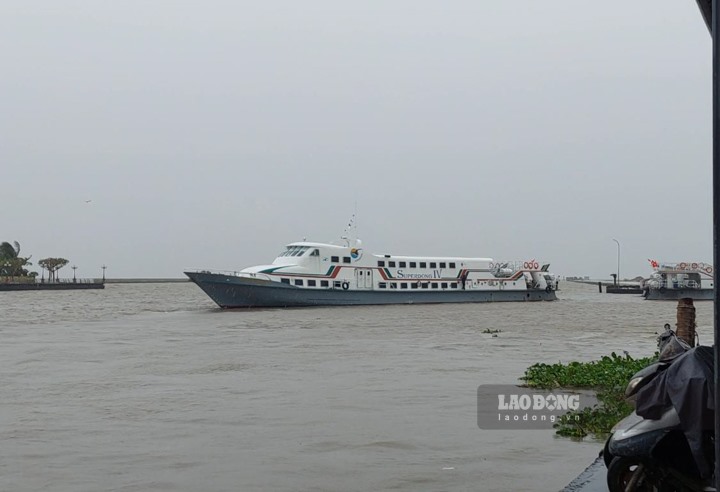 Tàu, phà đi các đảo ở Kiên Giang tạm ngưng vì thời tiết xấu riêng tuyến Rạch Giá - Lại Sơn (và ngược lại) vẫn còn hoạt động. Ảnh: Nguyên Anh