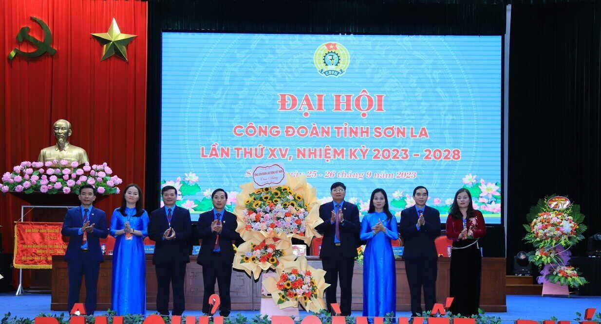 Lãnh đạo Tổng LĐLĐ Việt Nam tặng hoa chúc mừng đại hội. Ảnh: Minh Chuyên