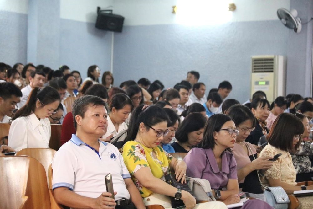 Hơn 300 cán bộ công đoàn cơ sở thuộc Công đoàn Viên chức Khánh Hòa, Công đoàn ngành Giáo dục tỉnh tham gia tập huấn. Ảnh: Phương Linh