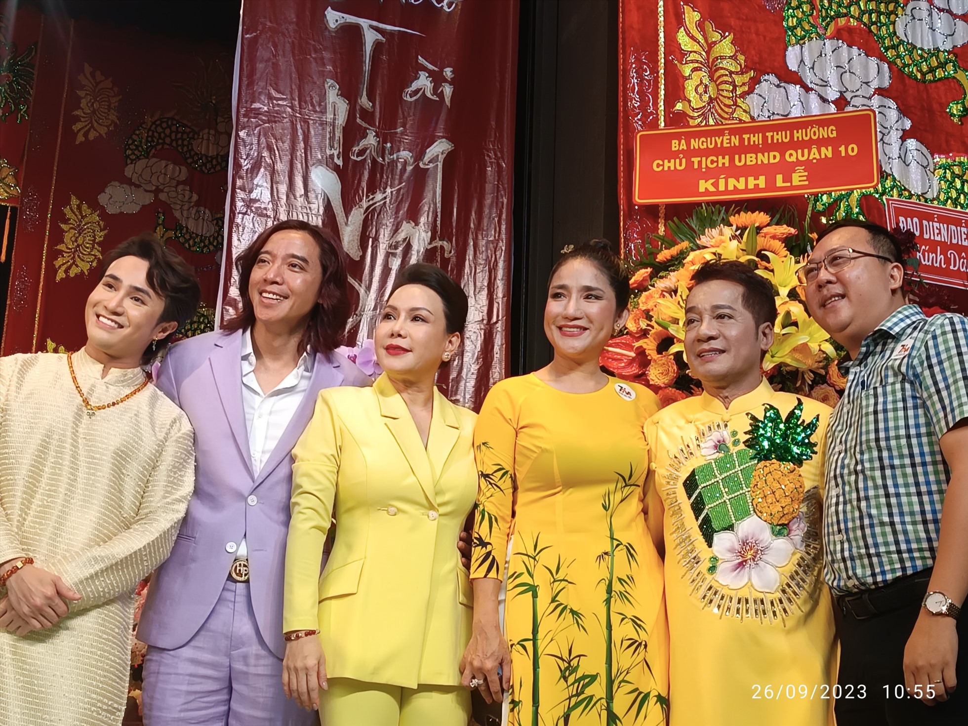 Buổi cúng giỗ Tổ tại sân khấu Trương Hùng Minh.