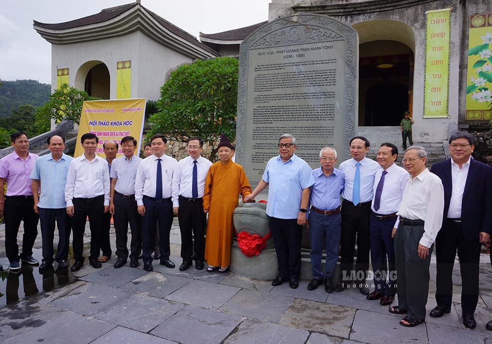 Lãnh đạo tỉnh Quảng Ninh và các đại biểu tham quan khu di tích Yên Tử. Ảnh: Đoàn Hưng