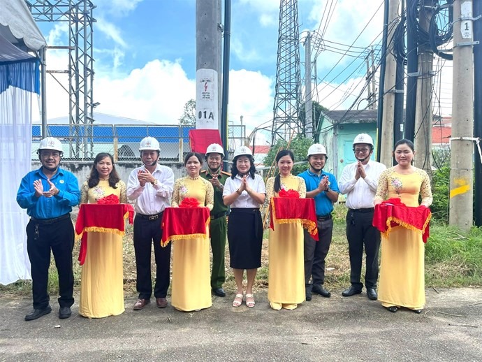 Lễ gắn biển công trình chào mừng Đại hội VI Công đoàn Điện lực Việt Nam tại dự án nâng cấp từ 1 mạch lên 2 mạch đường dây cáp ngầm lộ ra 22kV trạm 110kV Bến Cát. Ảnh: Tú Quyên