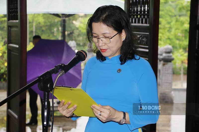 Bà Chẩu Thị Thu - Phó Chủ tịch LĐLĐ tỉnh Tuyên Quang - thay mặt các đại biểu báo công với Bác.