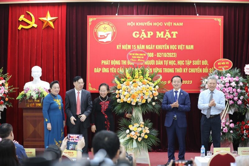 Phó Thủ tướng Trần Hồng Hà cùng các đại biểu.