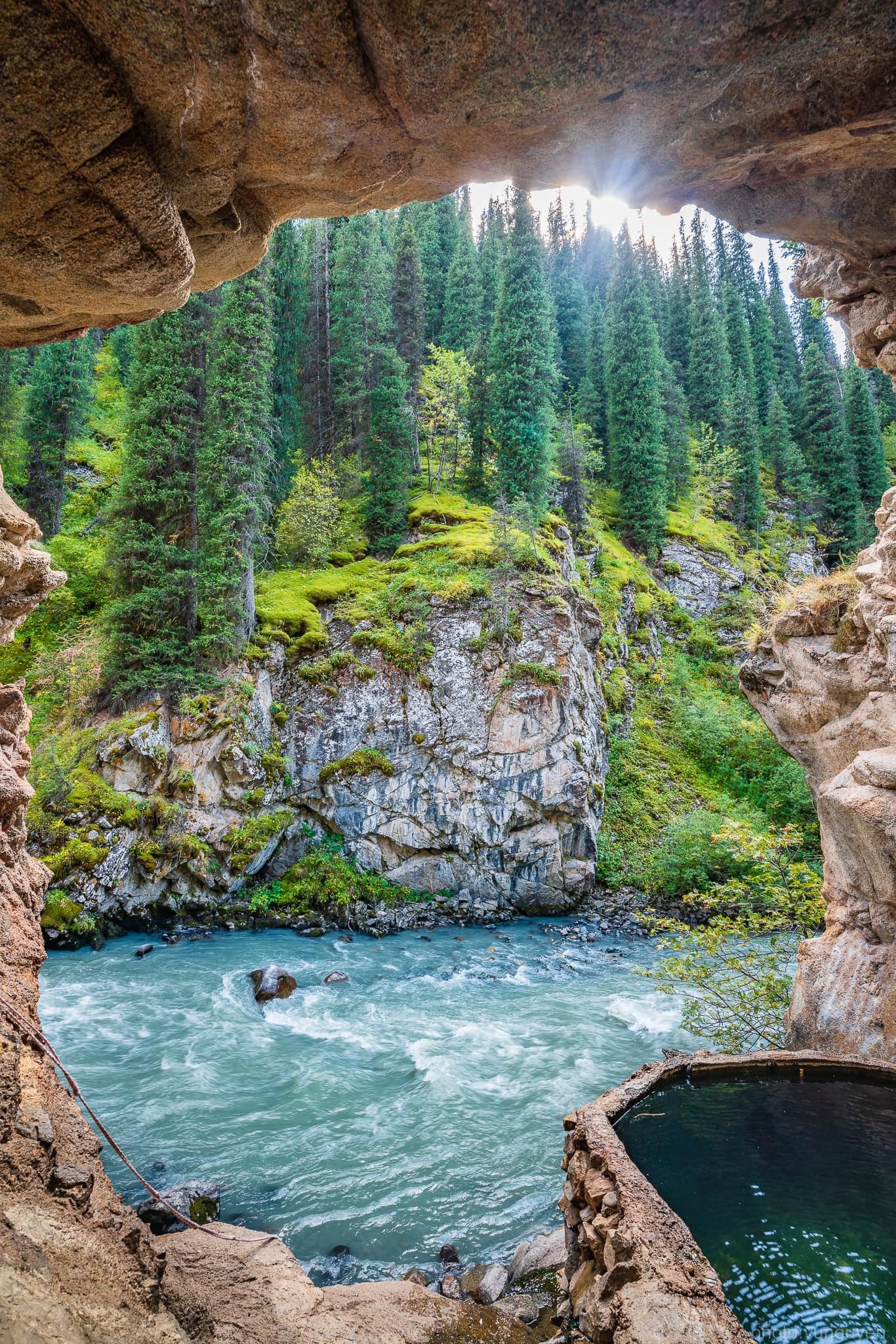 Suối khoáng nóng ở làng Arashan, phía nam thành phố Bishkek, miền bắc Kyrgyzstan.