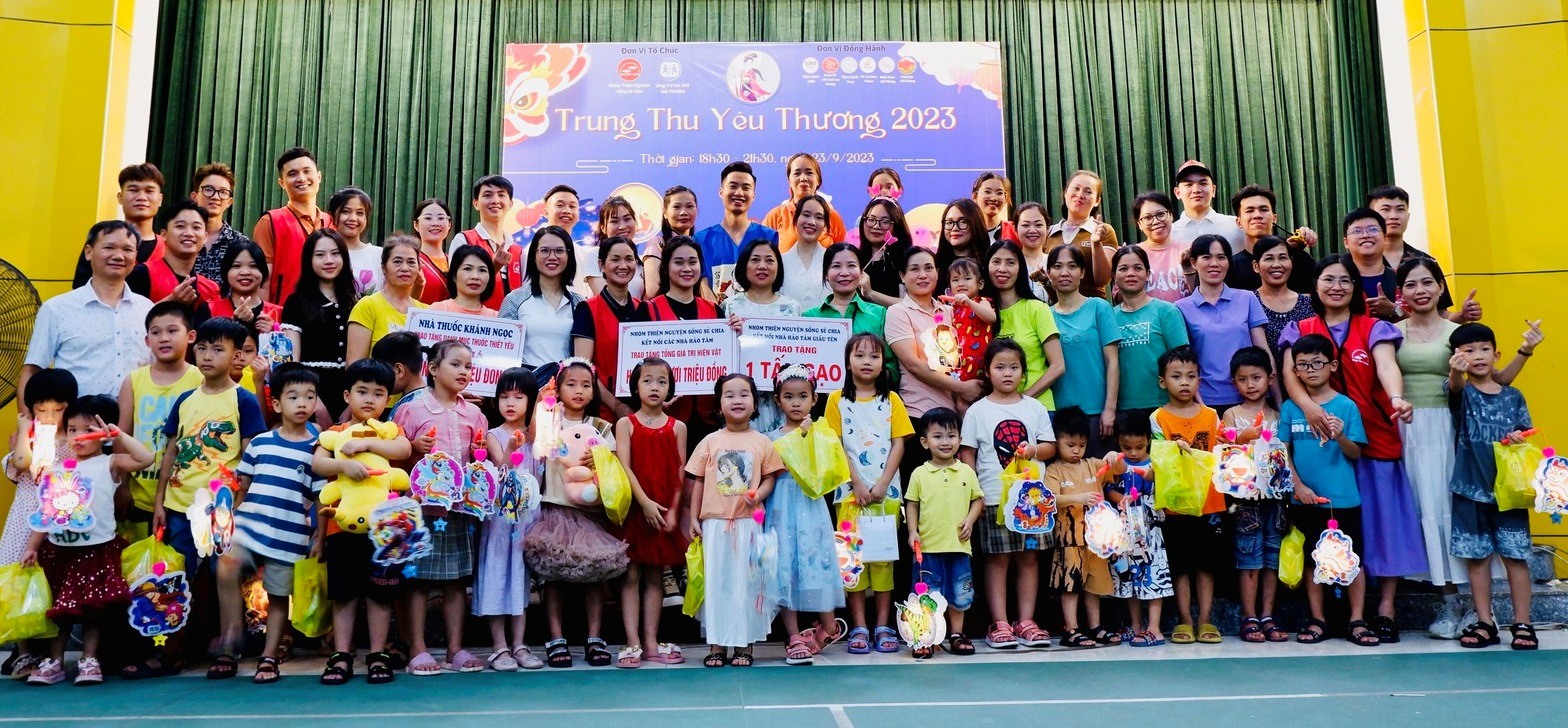 Trung thu yêu thương của 127 trẻ mồ côi, hoàn cảnh đặc biệt tại Làng trẻ em SOS Hải Phòng. Ảnh: Sống Sẻ Chia