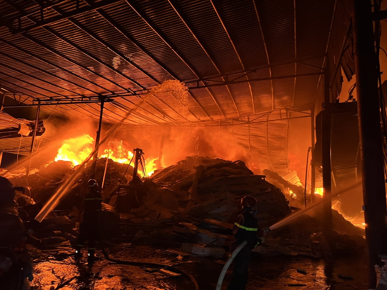 Cháy xưởng phế liệu rộng hơn 1.000 m2 ở Hải Phòng