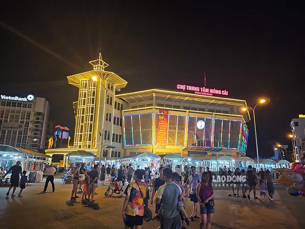Phố đi bộ Trần Phú nằm ngay tại khu phố trung tâm thương mại (gồm 4 chợ và nhiều cửa hàng thời trang mua sắm) nhộn nhịp trên phường Trần Phú. TP Móng Cái.
