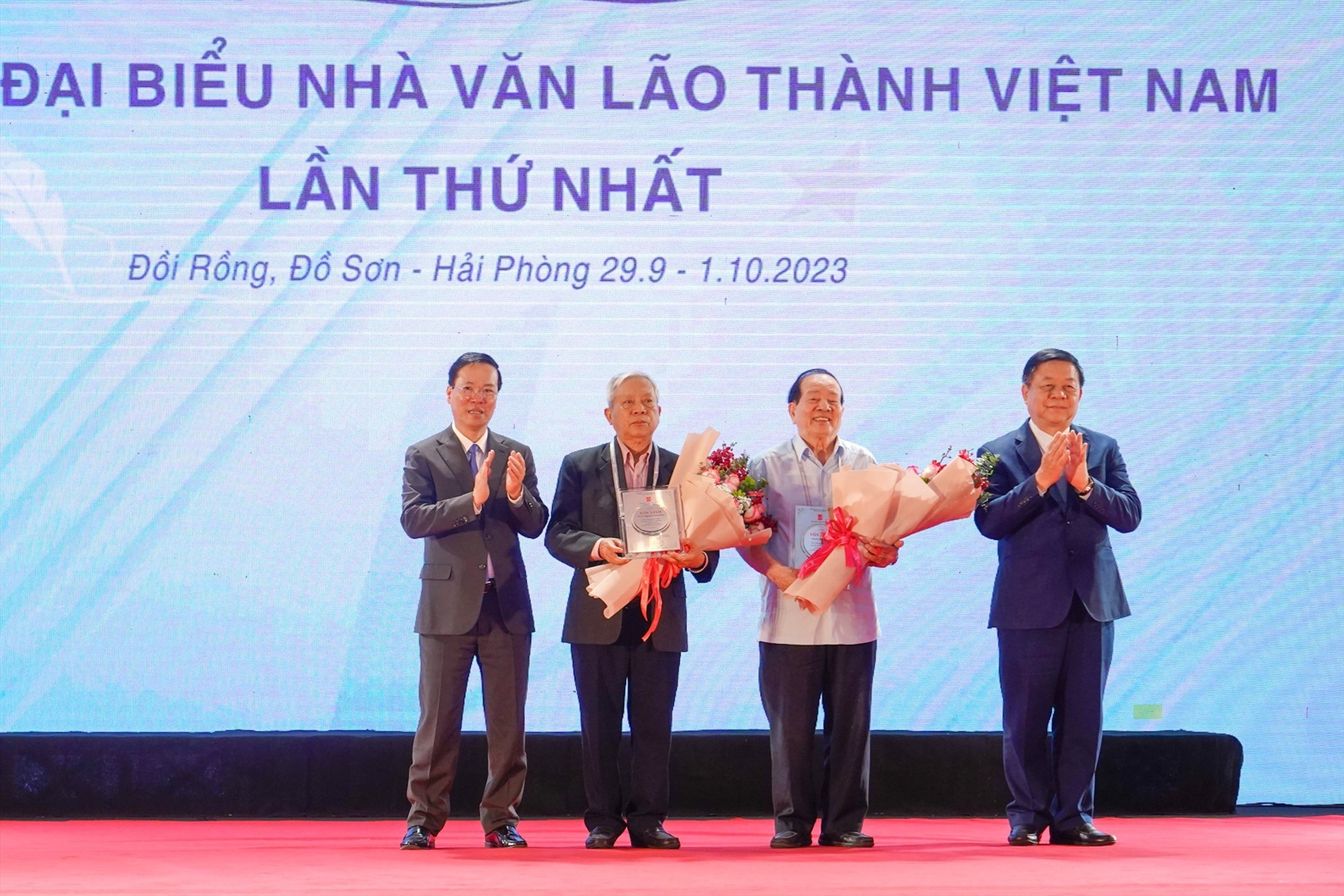 Chủ tịch nước Võ Văn Thưởng trao bằng tôn vinh cho Nhà thơ Nguyễn Khoa Điềm và Nhà thơ Hữu Thỉnh. Ảnh: Cổng TTĐT Hải Phòng