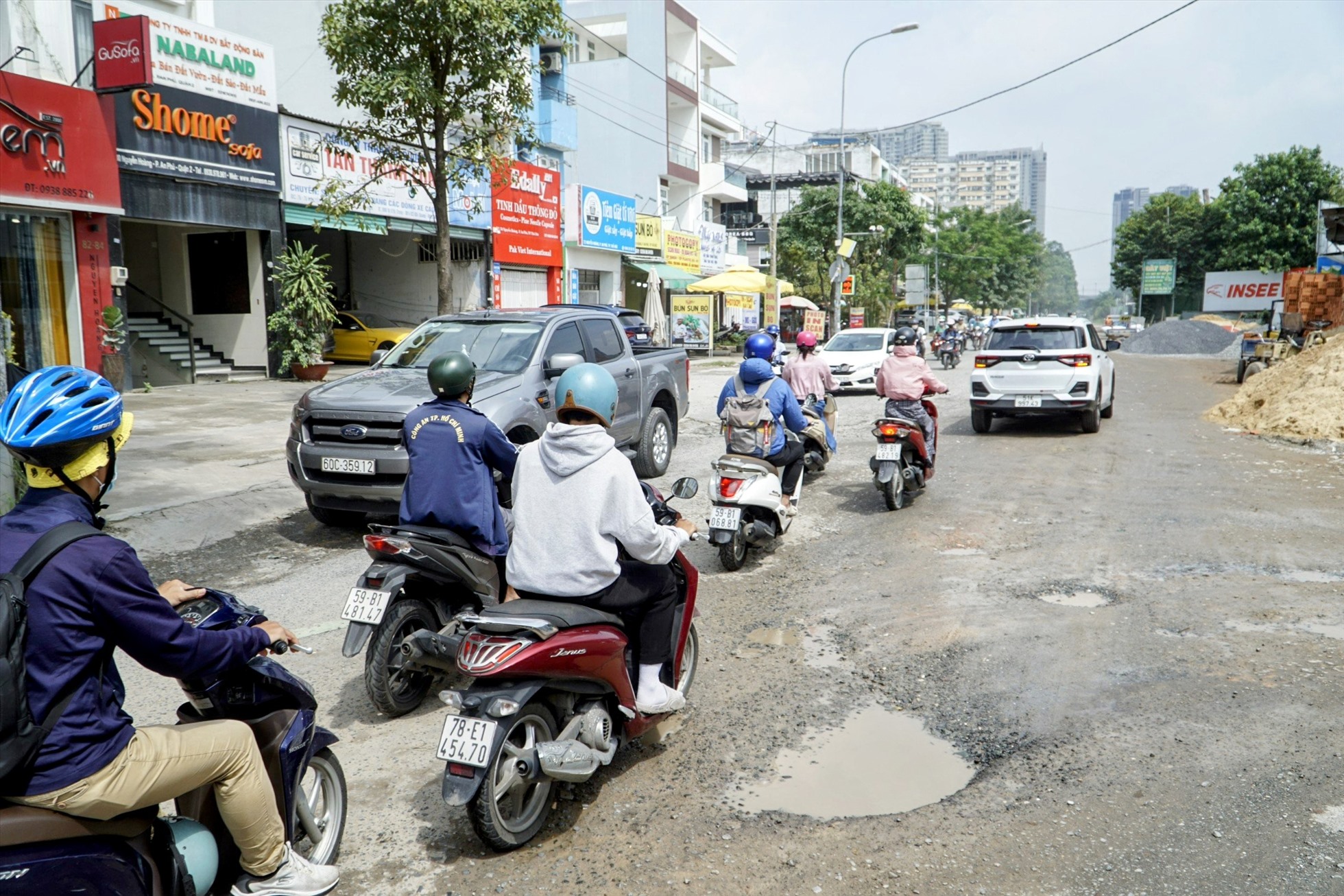 Cận cảnh một đoạn đường hư hỏng khá nặng trên đường Nguyễn Hoàng, có nhiều ổ gà liên tục nối nhau.