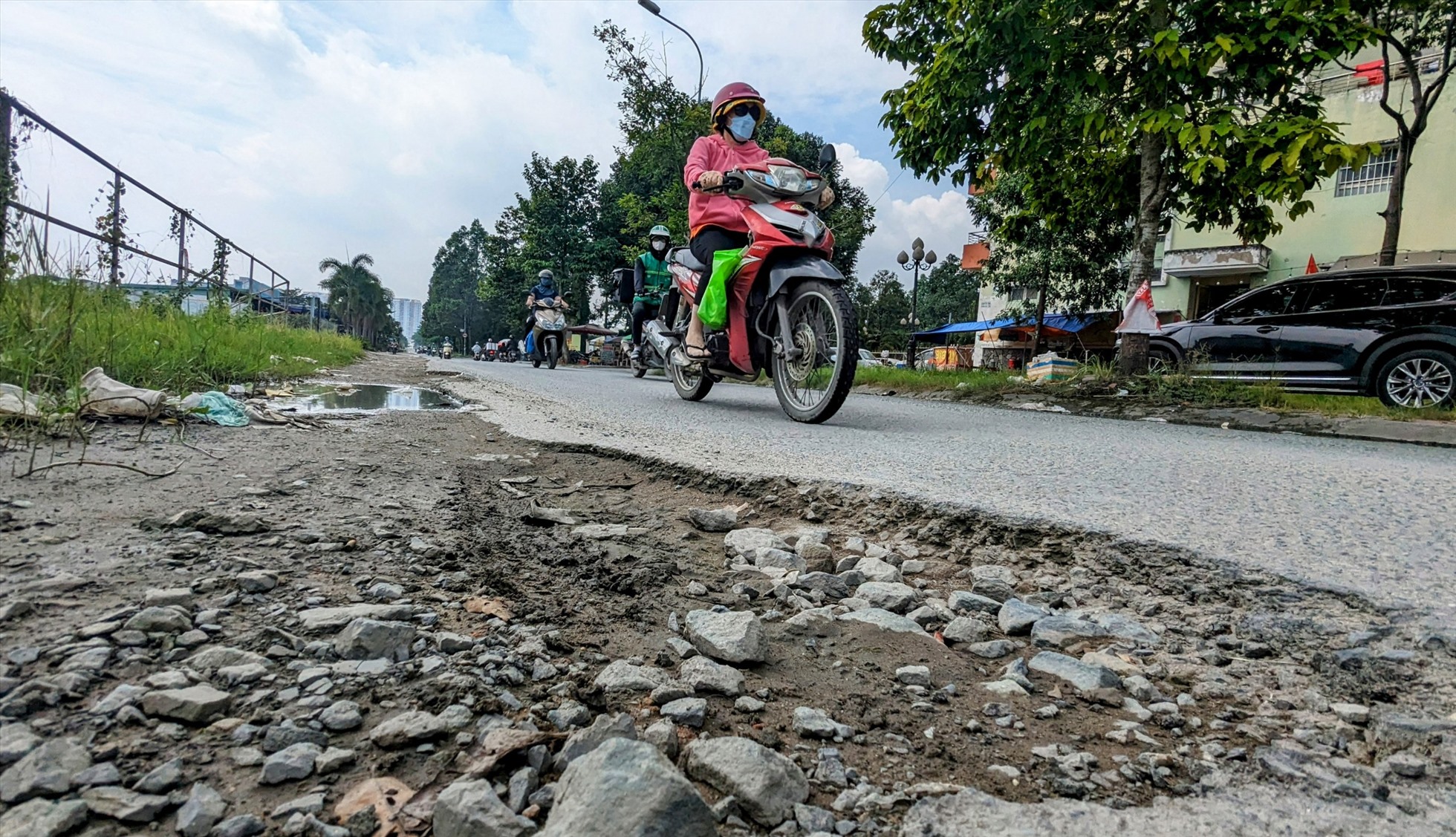Lãnh đạo UBND phường An Phú cũng nhận định rằng trục đường Nguyễn Hoàng đang xuống cấp nghiêm trọng, mật độ giao thông rất cao, rất cần duy tu, sửa chữa khẩn cấp.
