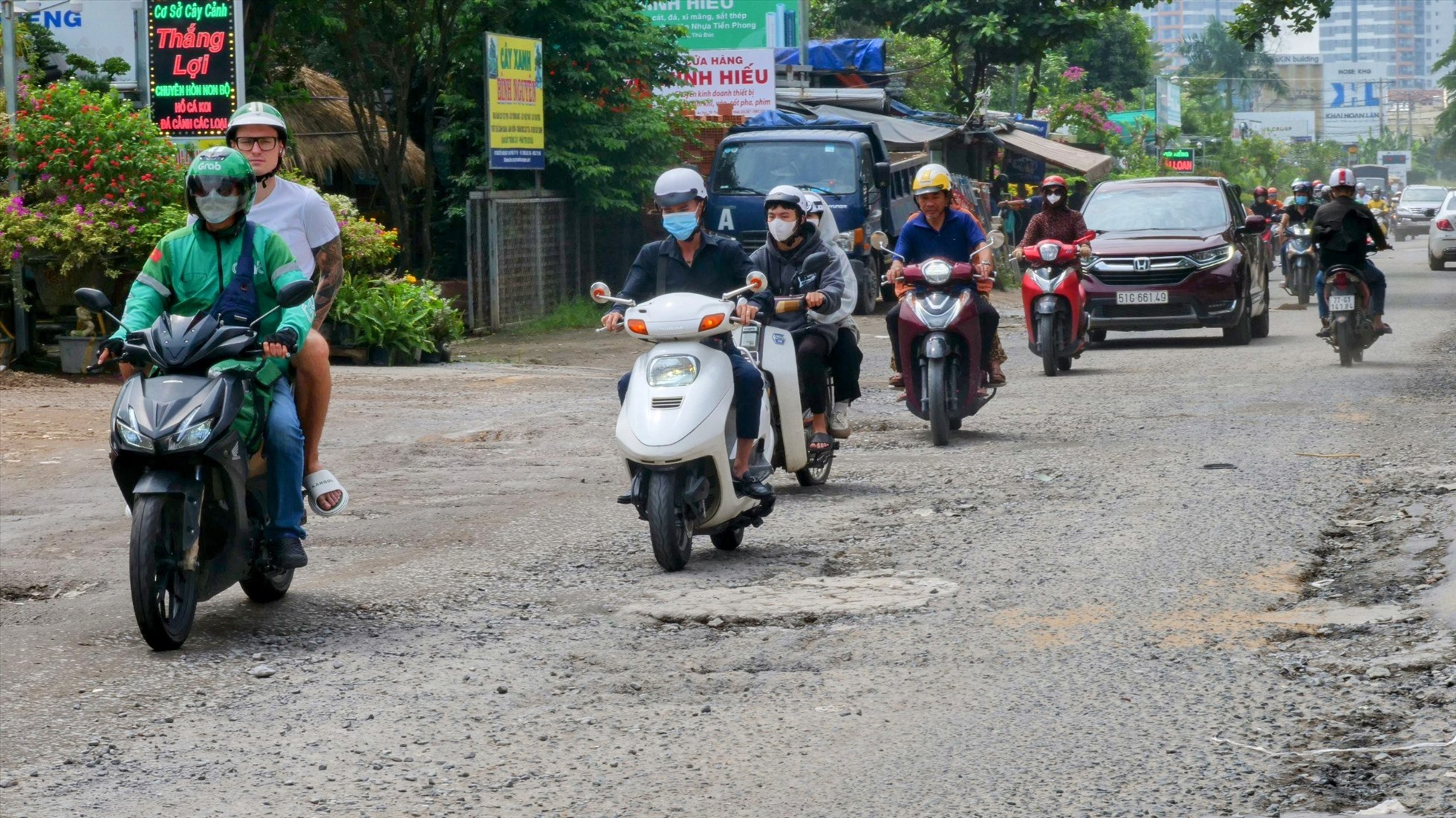 Theo ghi nhận của Lao Động, tuyến đường Nguyễn Hoàng (đường kết nối hướng đường song hành Xa lộ Hà Nội đến đường Lương Định Của, TP Thủ Đức) dài hơn 1 km, thuộc dự án khu đô thị An Phú - An Khánh đang trong tình trạng xuống cấp lâu năm.