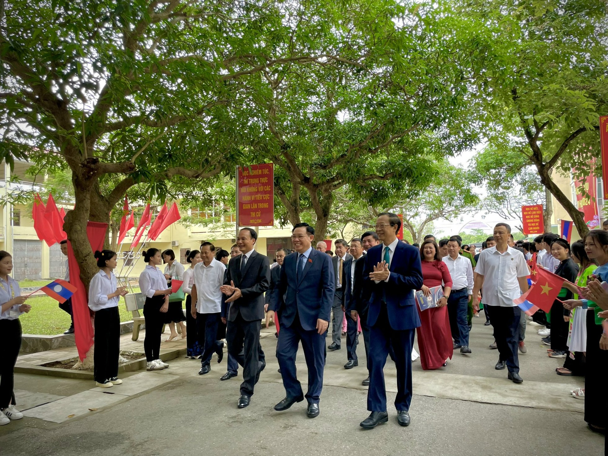 Chủ tịch Quốc hội Vương Đình Huệ đã dự Lễ khai giảng năm học mới tại Trường Hữu Nghị T78. Ảnh: Khánh Linh
