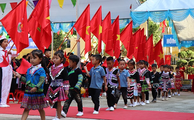 Các em học sinh vùng “rốn lũ” xã Hồ Bốn háo hức đón ngày khai trường. Ảnh: Mạnh Cường