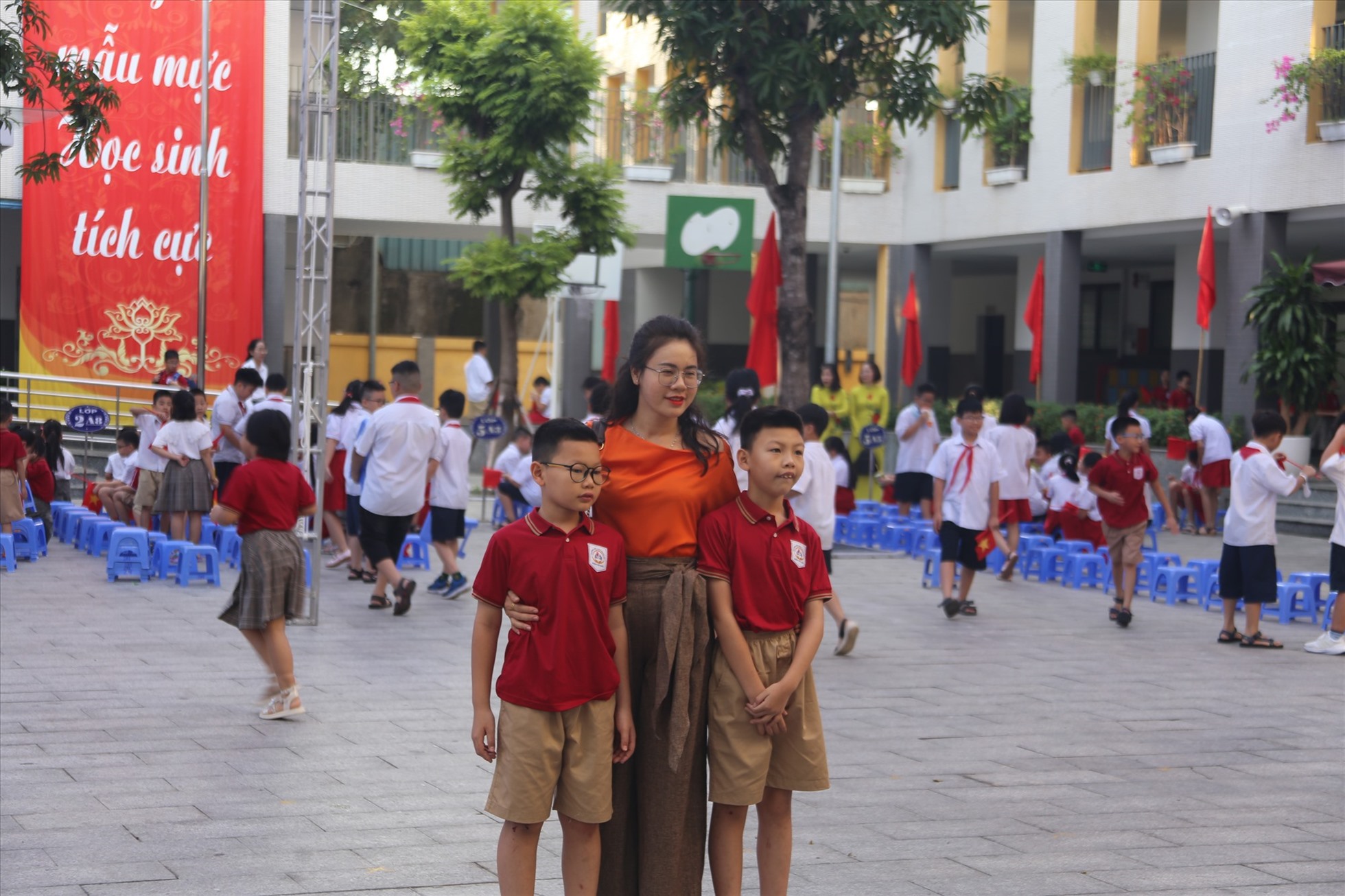 Học sinh trường Tiểu học Nghĩa Đô trong ngày khai giảng sáng 5.9. Ảnh: Thùy Trang