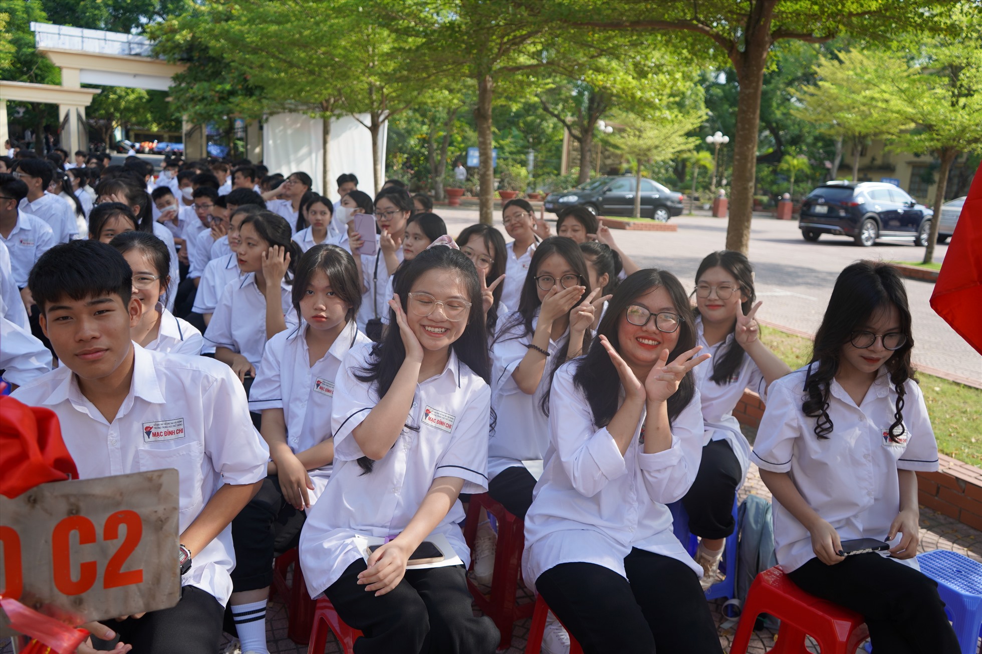 Gần 2.000 học sinh Trường THPT Mạc Đĩnh Chi phấn khởi trong ngày khai giảng. Ảnh: Hoàng Khôi