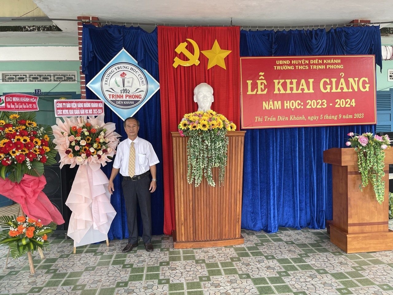 Thầy Nguyễn Văn Lực, Trường THCS Trịnh Phong, Khánh Hoà chụp ảnh lưu niệm trong ngày khai giảng 2.9. Ảnh: Nhân vật cung cấp