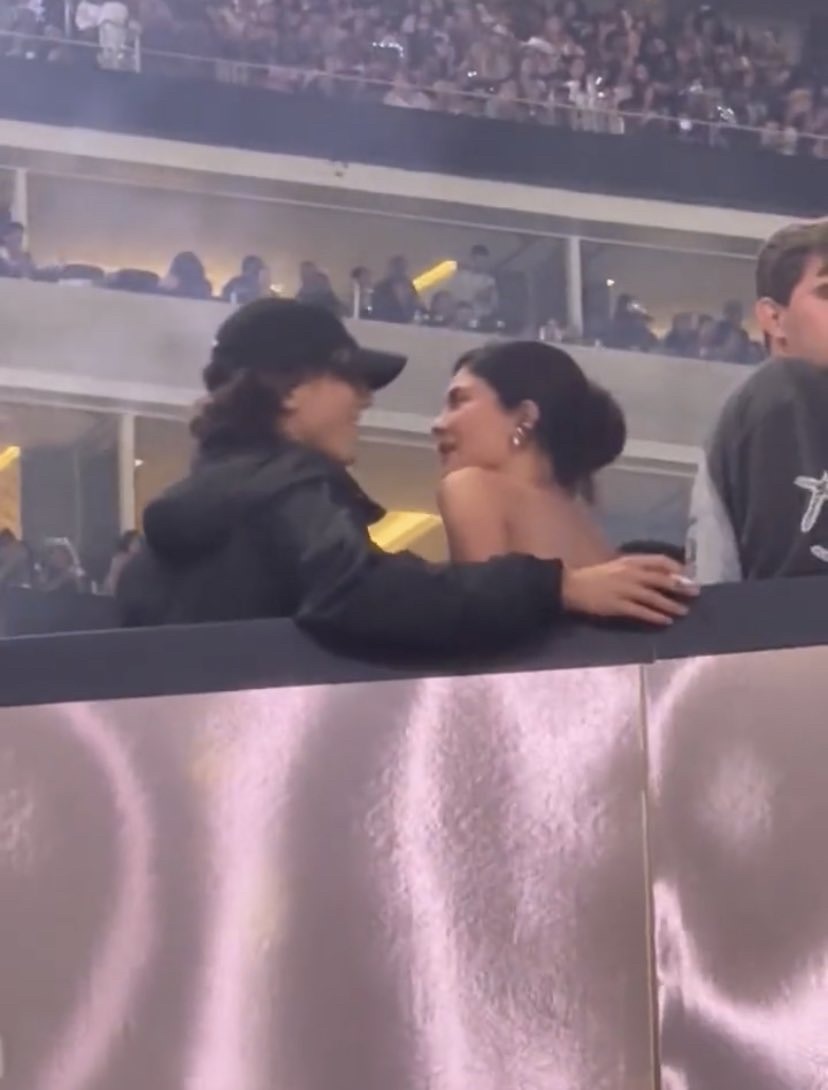 Nhiều người hâm mộ bày tỏ sự bất ngờ khi Kylie Jenner và Timothée Chalamet công khai mối quan hệ tại sự kiện đông đúc này.