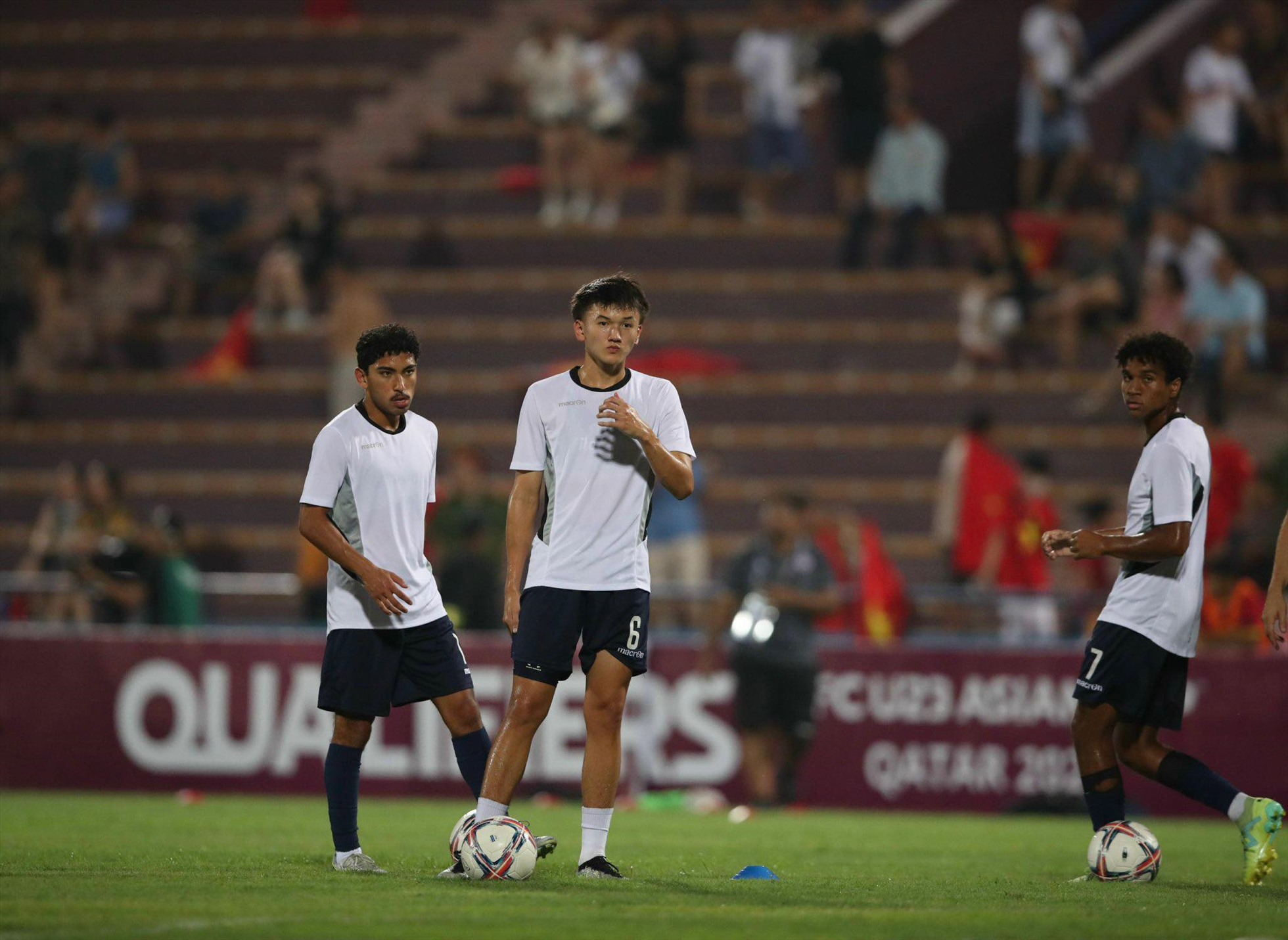 Hai đội bóng khởi động trước trận đấu. Ảnh: Nguyễn Giang/Minh Dân