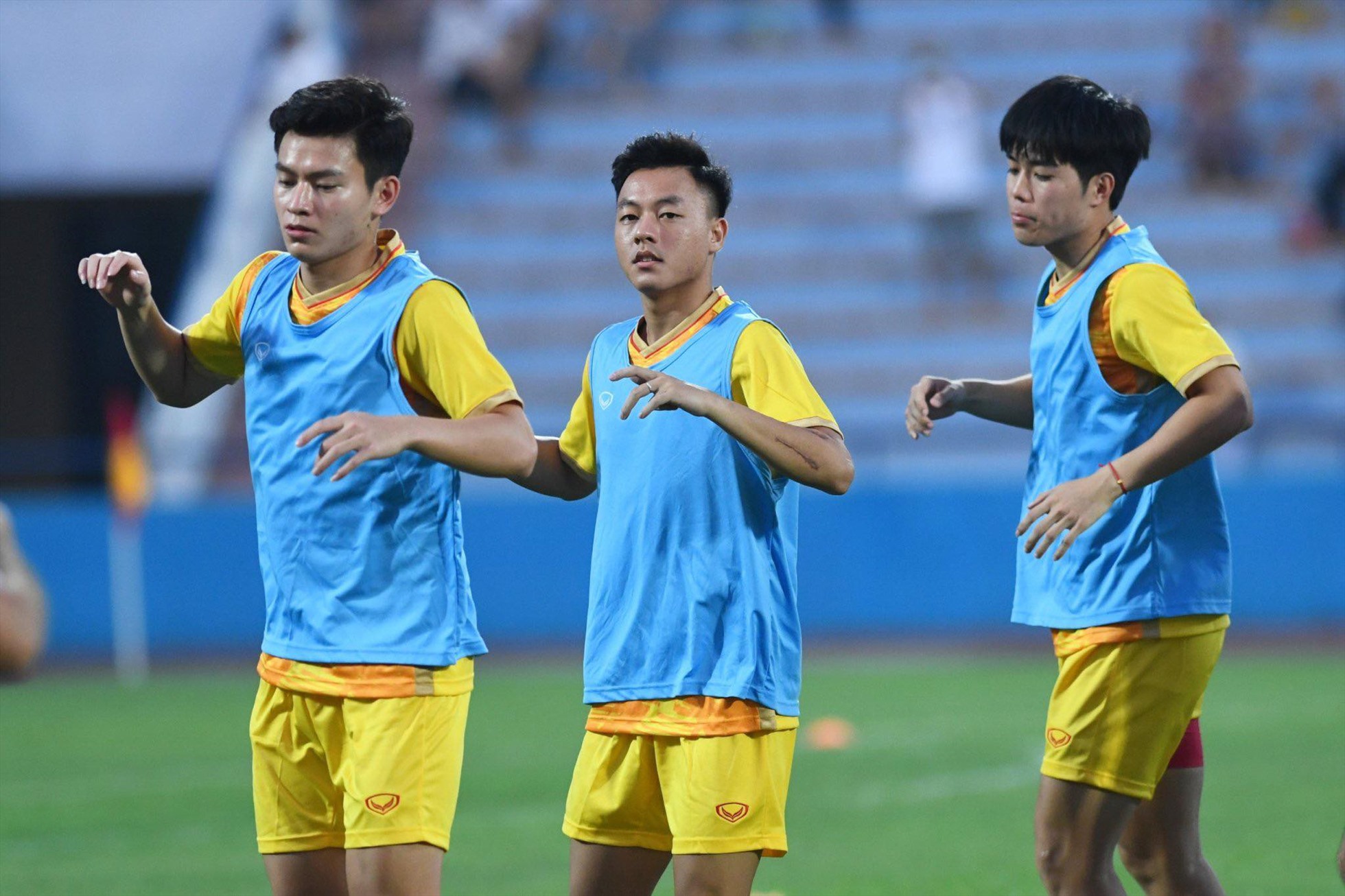 Hai đội bóng khởi động trước trận đấu. Ảnh: Nguyễn Giang/Minh Dân