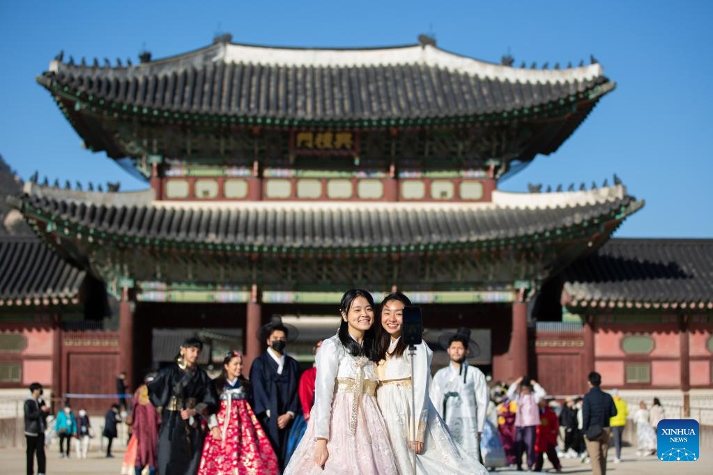 Khách du lịch mặc trang phục Hanbok truyền thống chụp ảnh tại Cung điện Cảnh Phúc ở Seoul, Hàn Quốc, tháng 11.2022. Ảnh: Xinhua