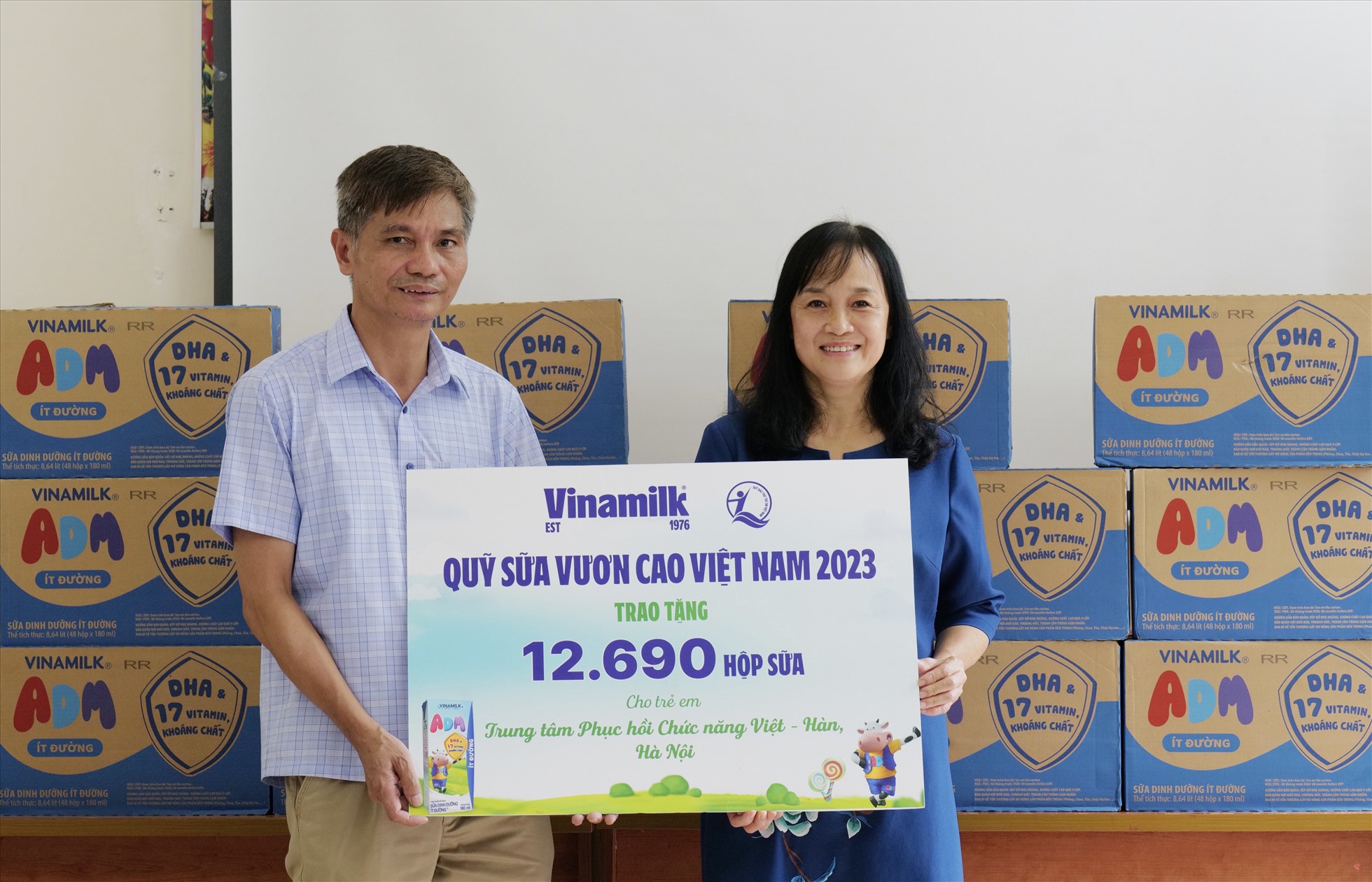 Quỹ Sữa Vươn Cao Việt Nam đến với Trung Tâm Phục hồi Chức Năng Việt - Hàn. Ảnh: Vinamilk