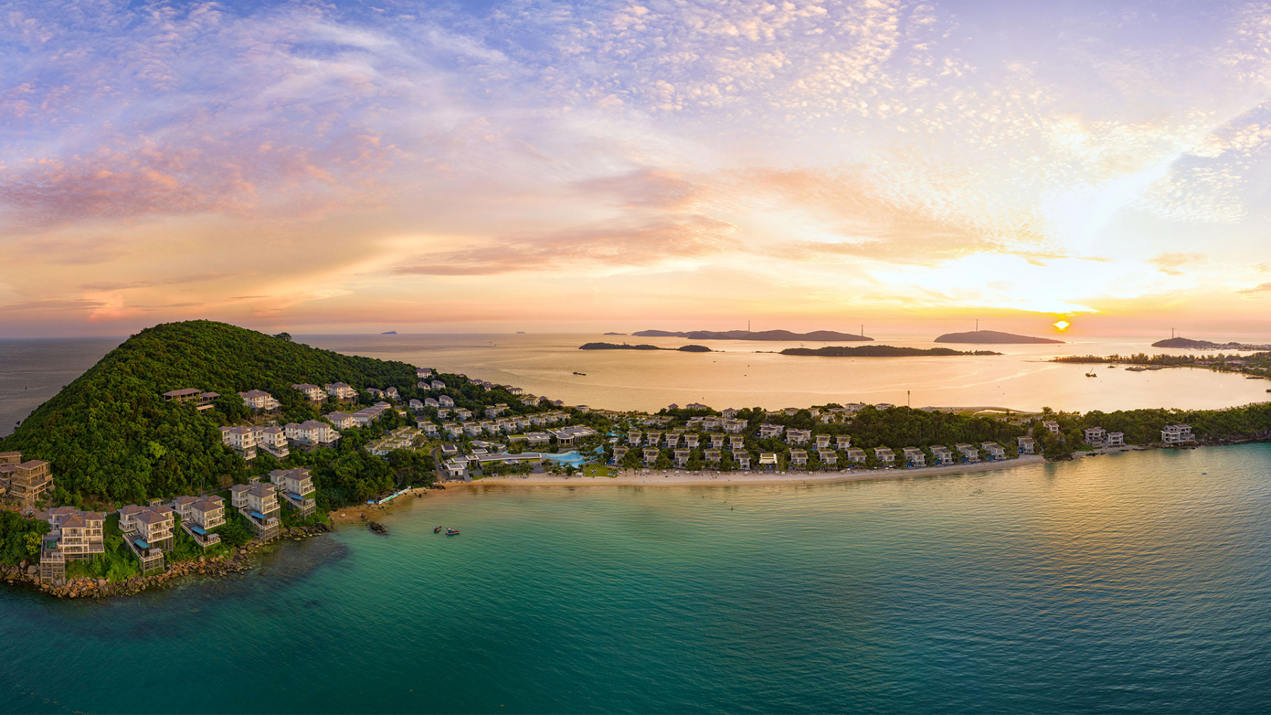 Resort bao quanh bởi hai mặt biển, do đó du khách có thể ngắm trọn vẹn cả bình minh lẫn hoàng hôn rực rỡ. Ảnh: Khu nghỉ dưỡng