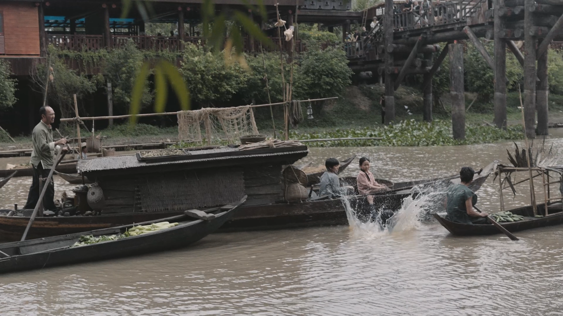 Khung cảnh chợ nổi trong phim.