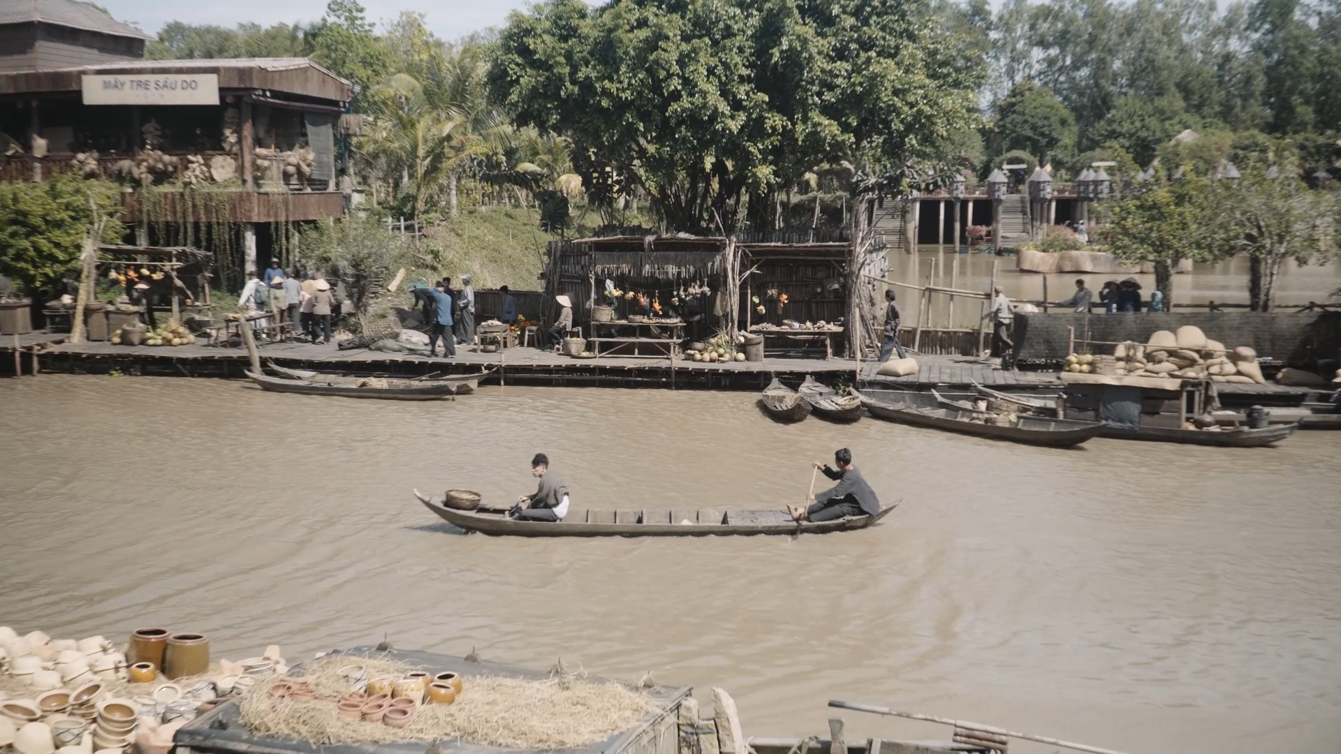 Khung cảnh chợ nổi trong phim.