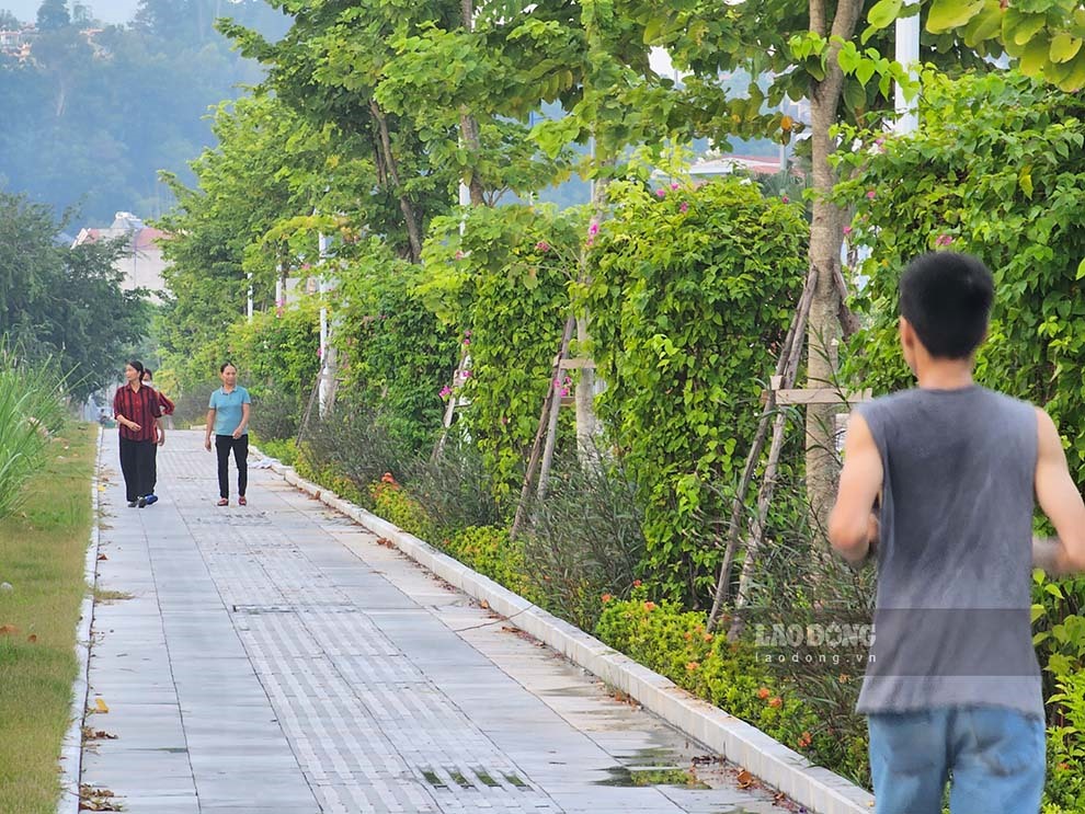 Tuyến đường hoàn thành có đường dành riêng cho người đi bộ, tạo không gian cho người dân tập thể dục.